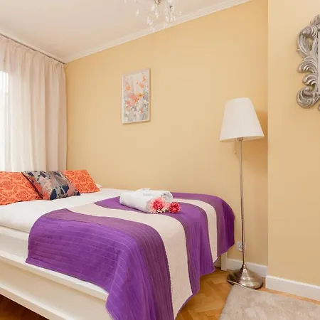 Miodowa Krasinski Garden By Renters *